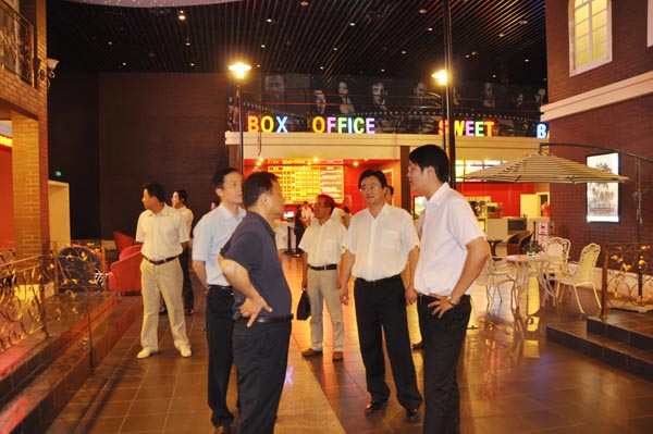 3.考察團一行來到華億環(huán)球影城，陳良平主席對影院的建設表示贊賞.jpg